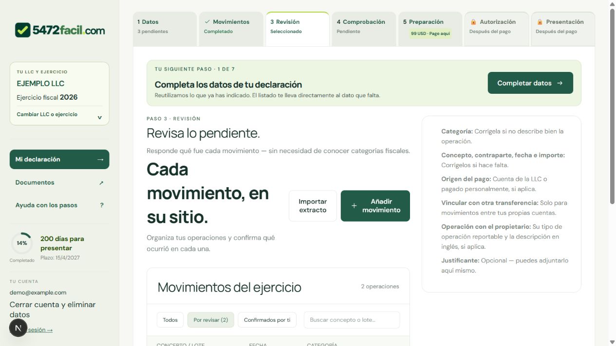 Dashboard actual de 5472 Fácil: menú lateral de EJEMPLO LLC, siete pasos y revisión de movimientos. Todos los datos son ficticios.